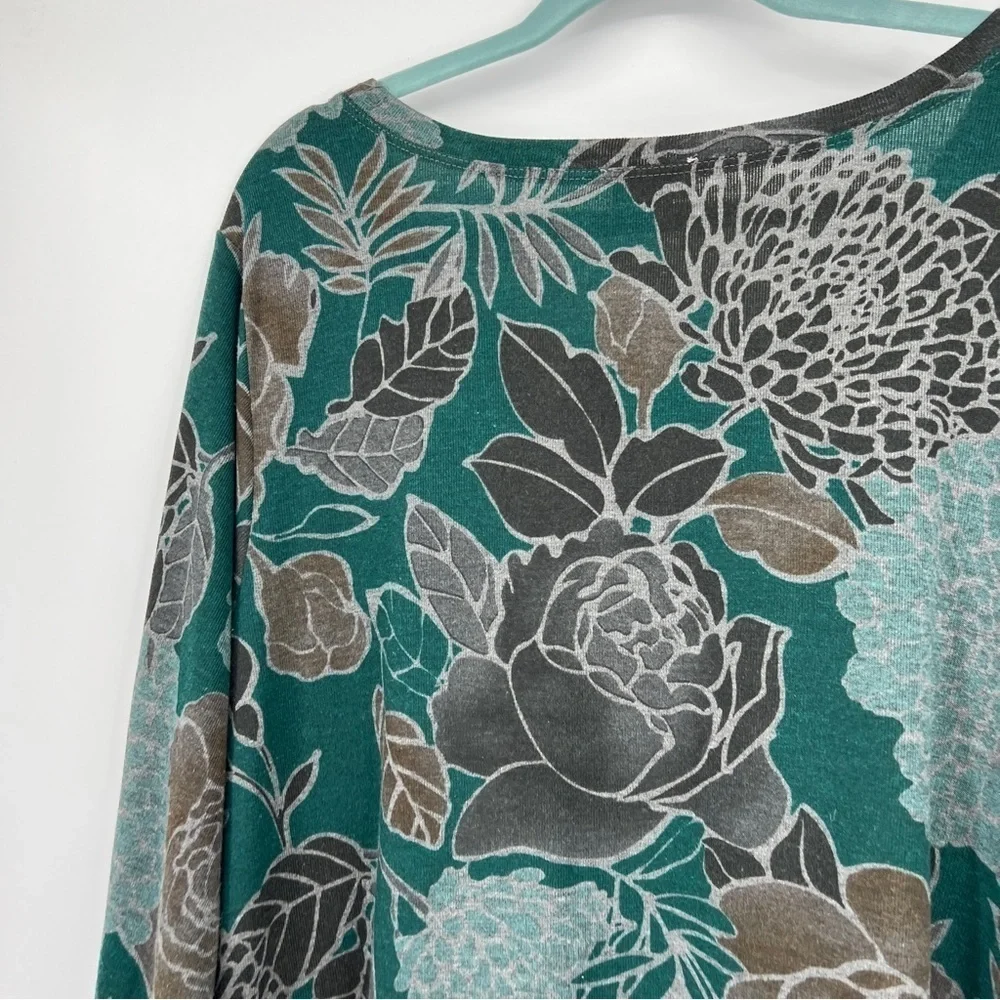 Avenue Floral Leaf Slit Roundneck Three-Quarter Sleeves Sharkbite Blouse - Picture 9 of 10